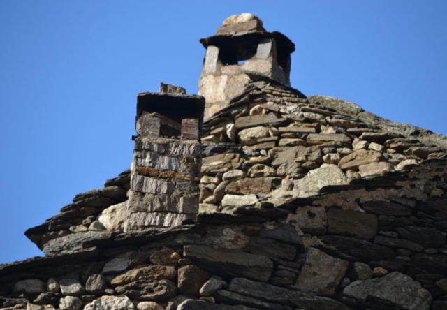 Descubrimiento cultural en una caminata de montaña